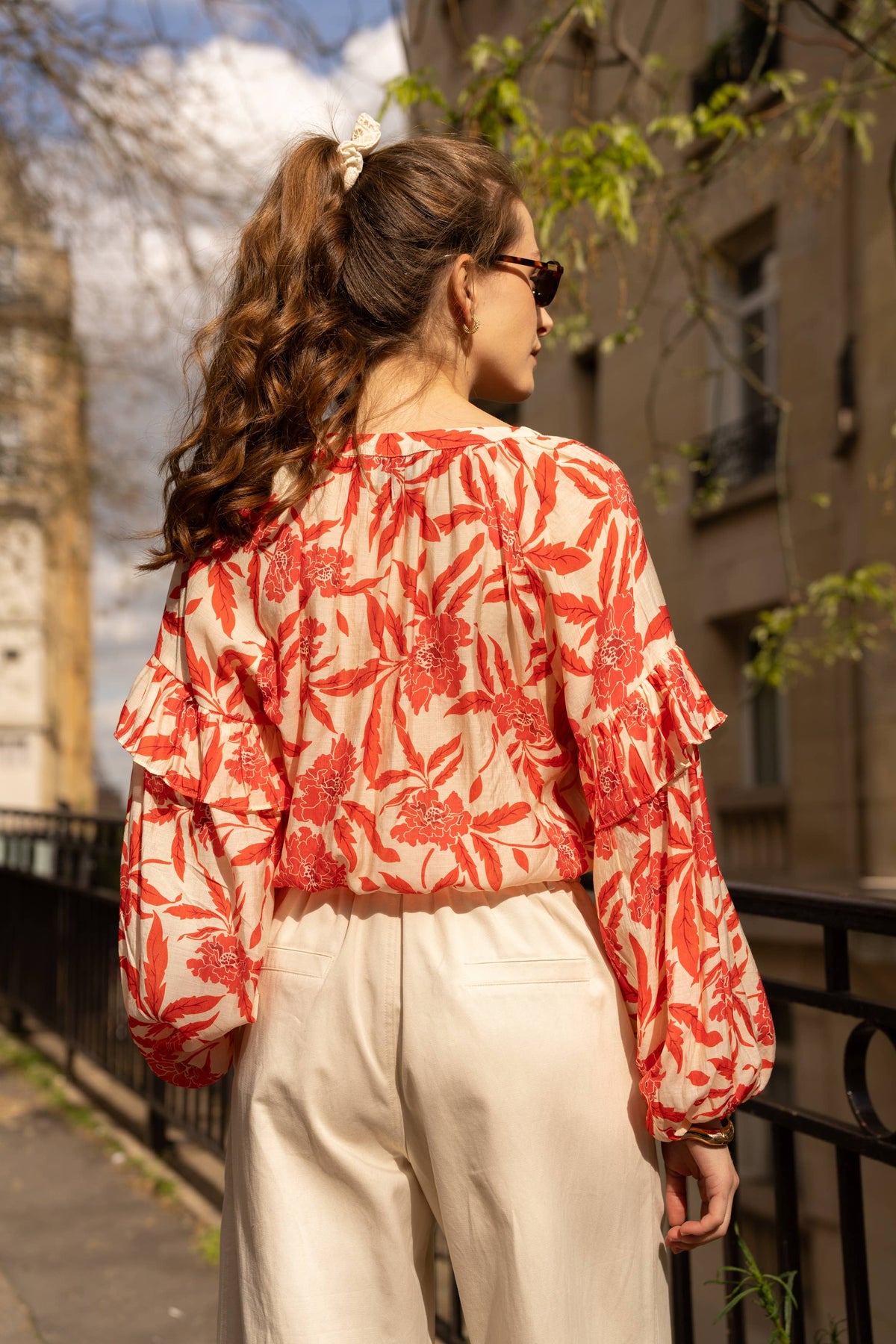 Vivienne – Mönstrad blus med ballongärmar