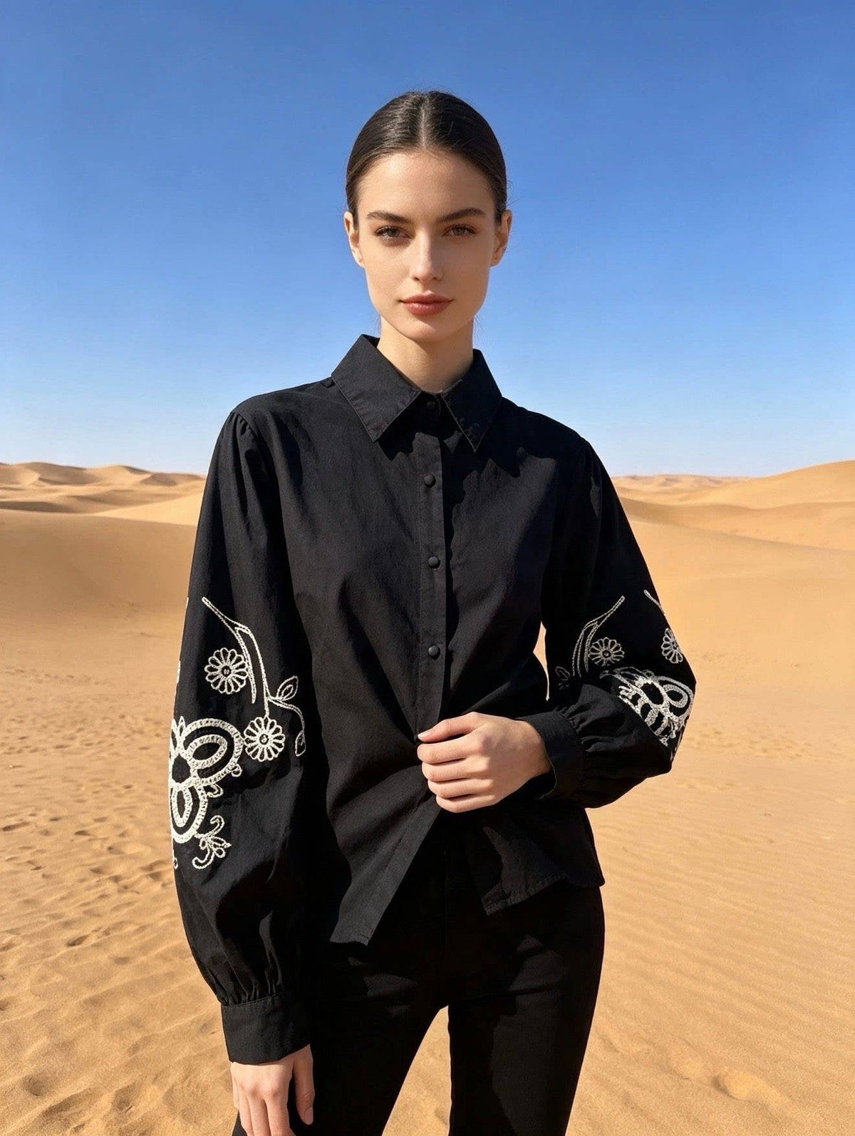 Fleur – Broderad blus med lyktärmar