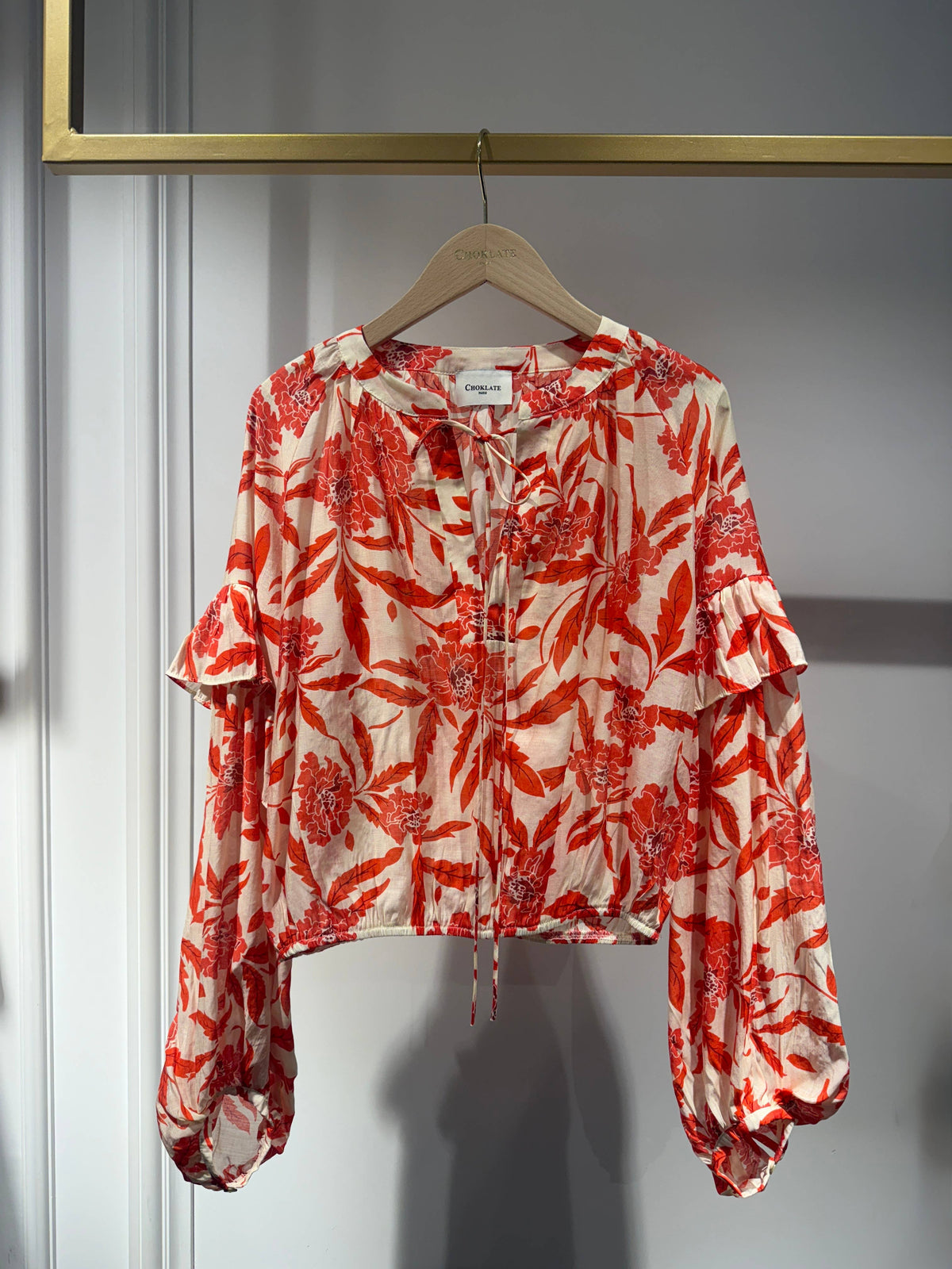 Vivienne – Mönstrad blus med ballongärmar