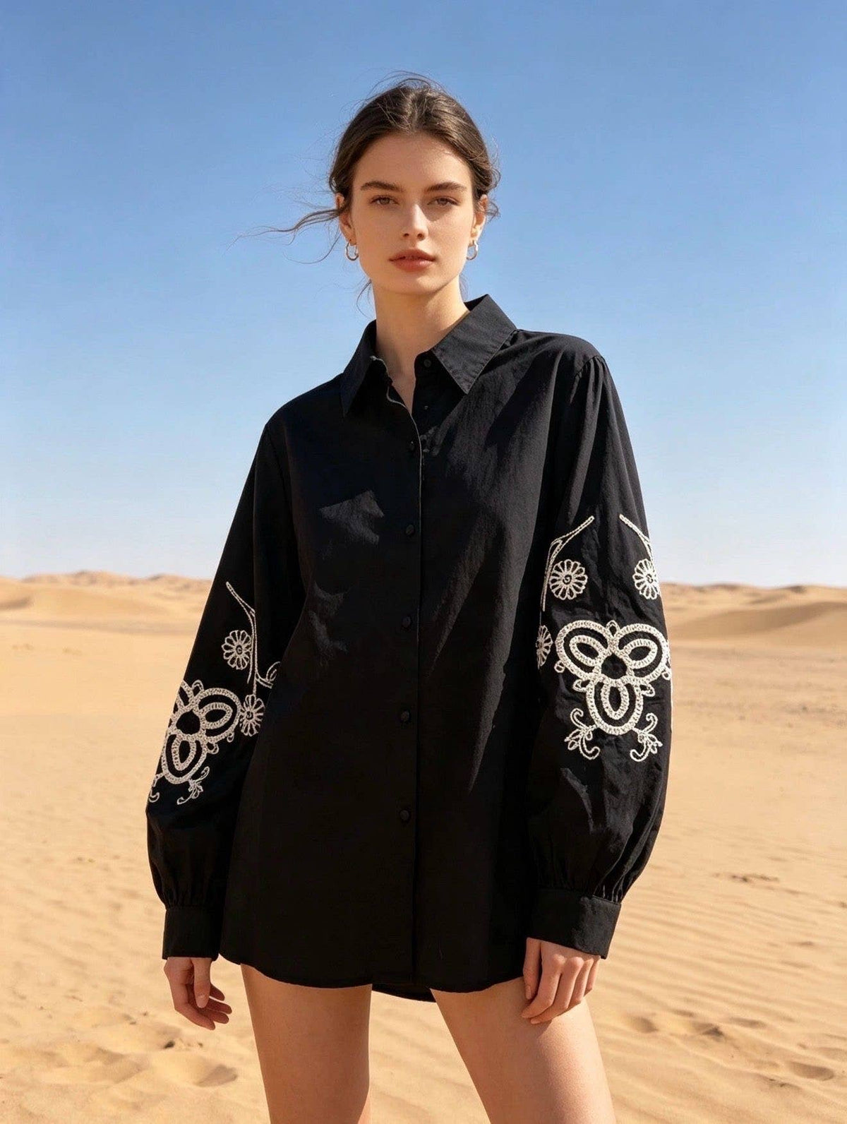Fleur – Broderad blus med lyktärmar