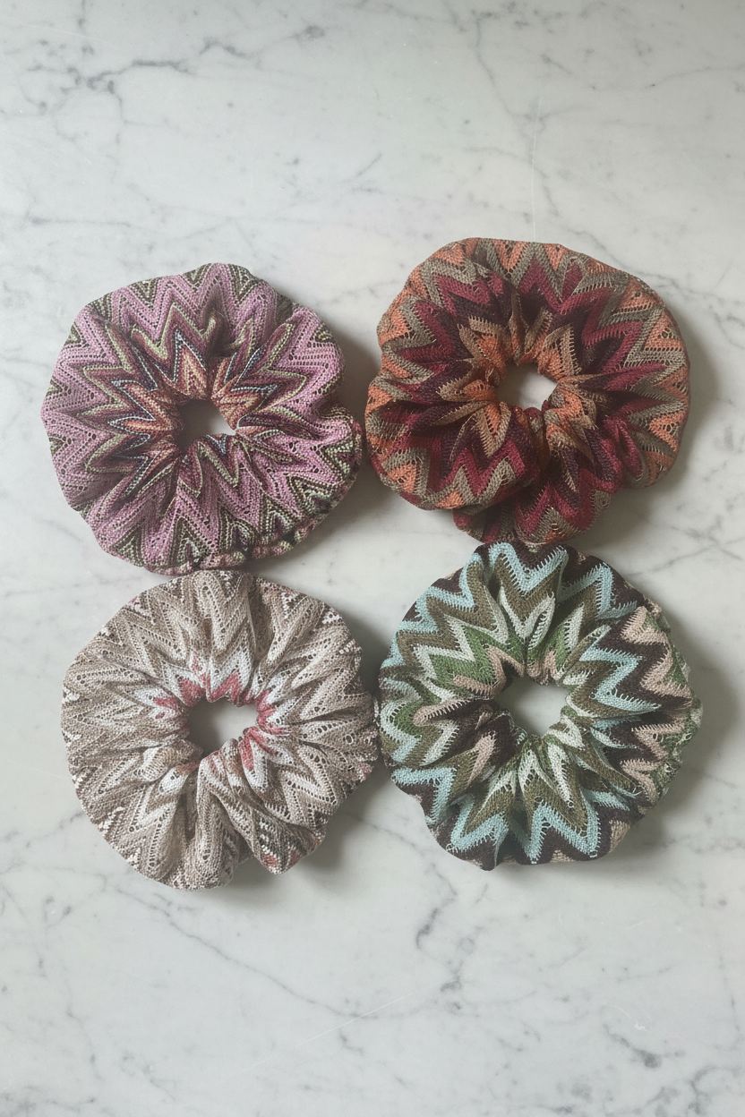Alla fyra scrunchies på marmor