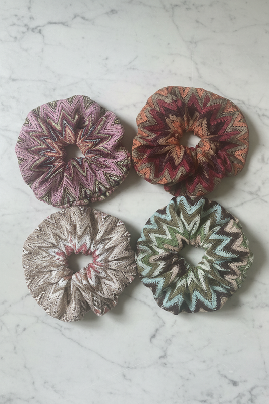 Alla fyra scrunchies på marmor
