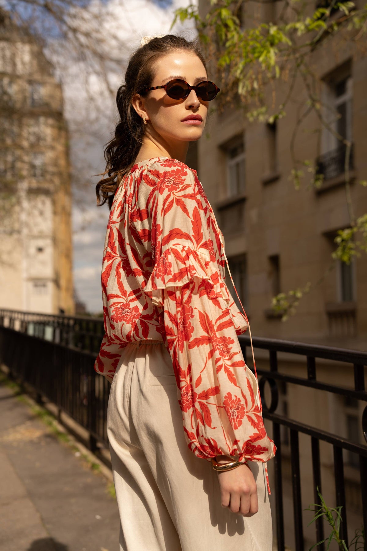 Vivienne – Mönstrad blus med ballongärmar
