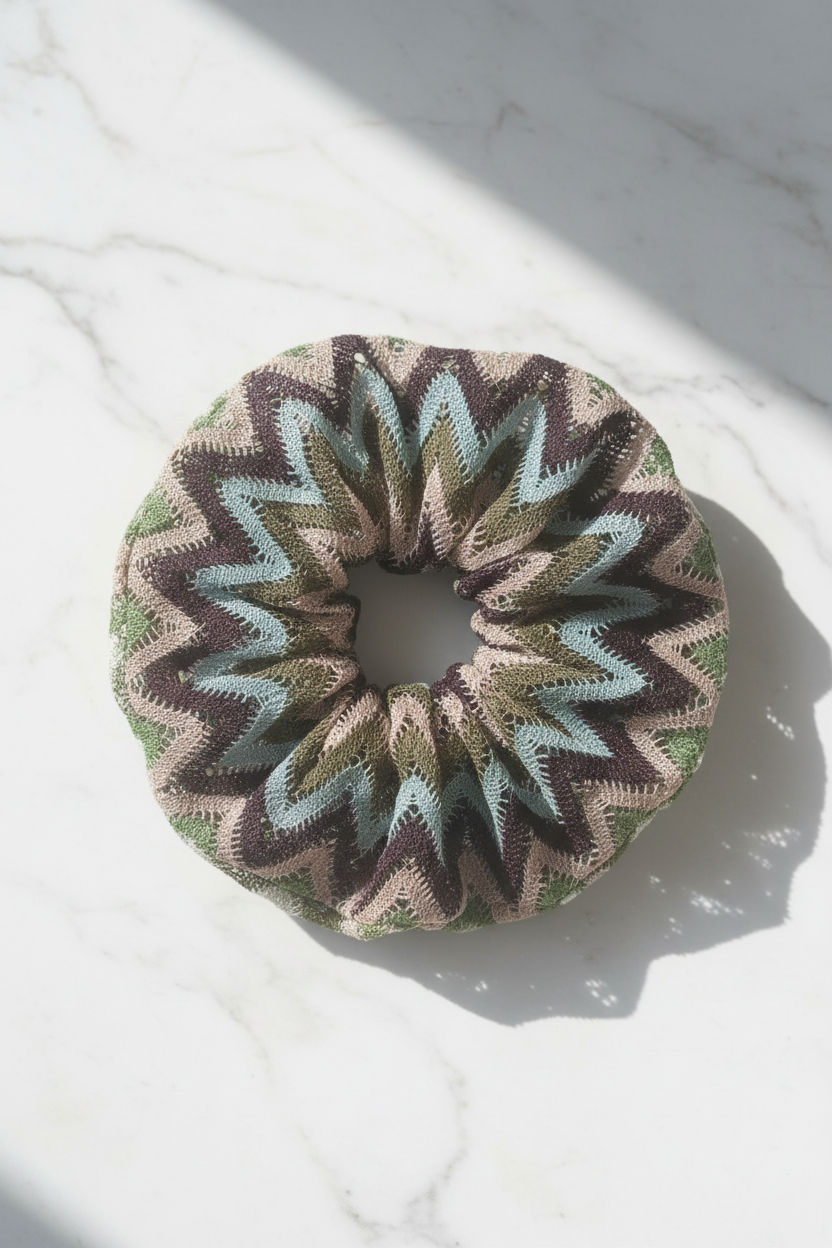 Flatlay scrunchie grön/blå på marmor
