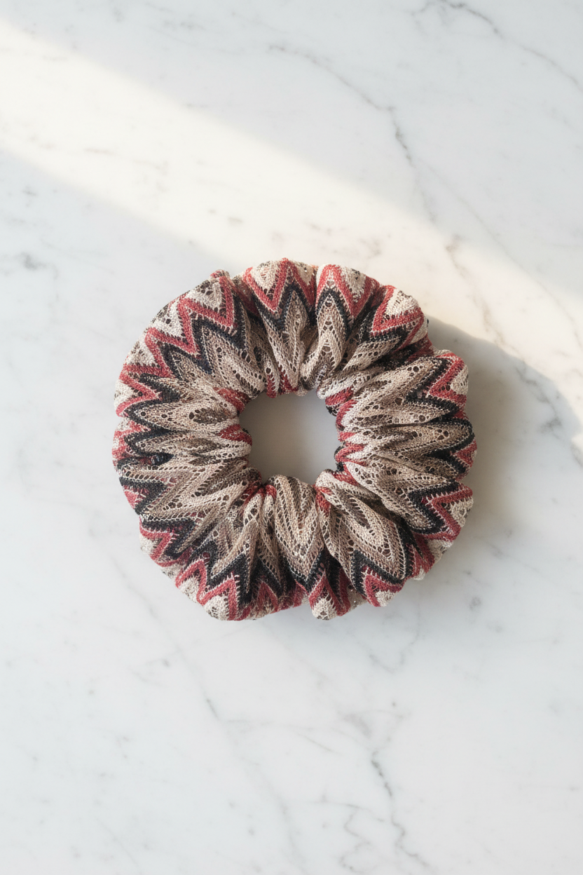 Flatlay scrunchie på marmor