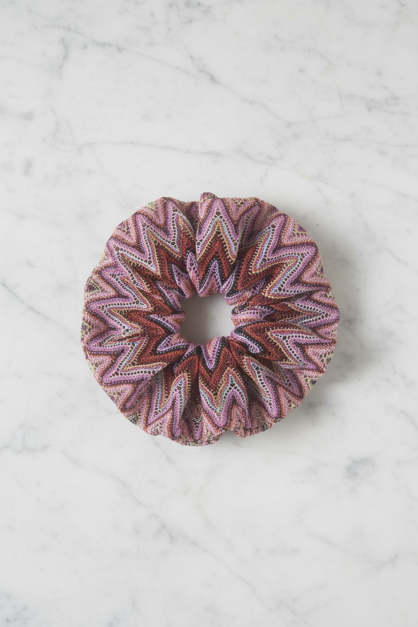 Flatlay scrunchie rosa/lila på marmor