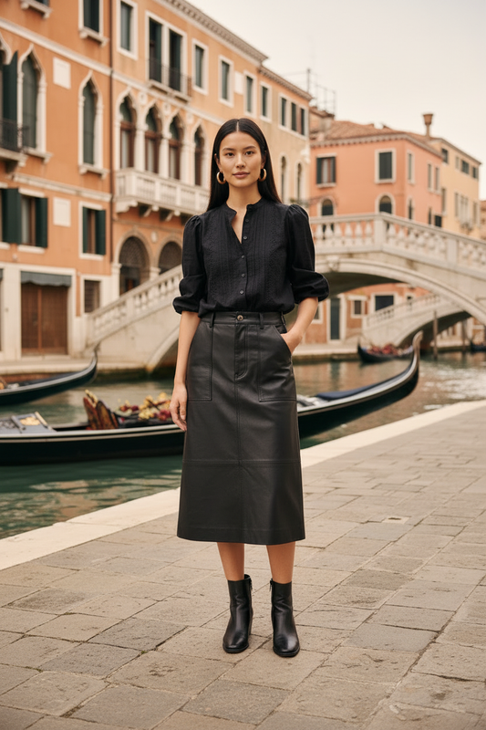 Malin Bomullsblus – svart look med boots och skinnkjol
