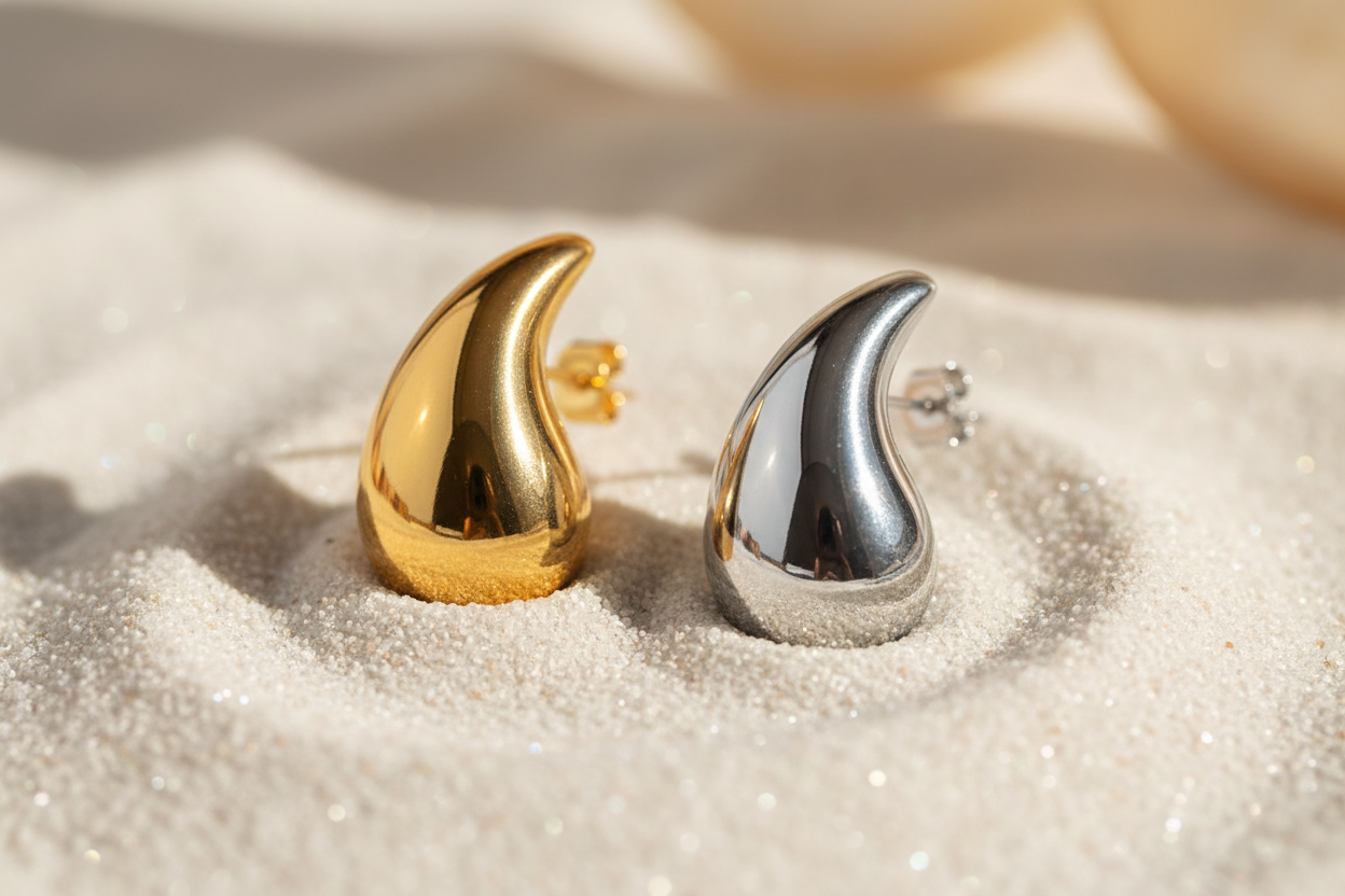 Vattendroppe örhängen i sand – silver & guld